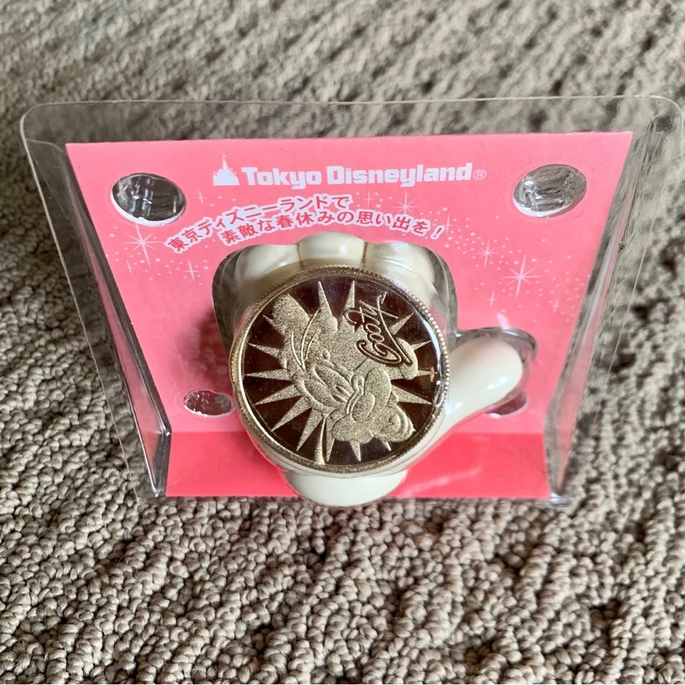 EXTREMELY RARE Disney coin + glove: GOOFY